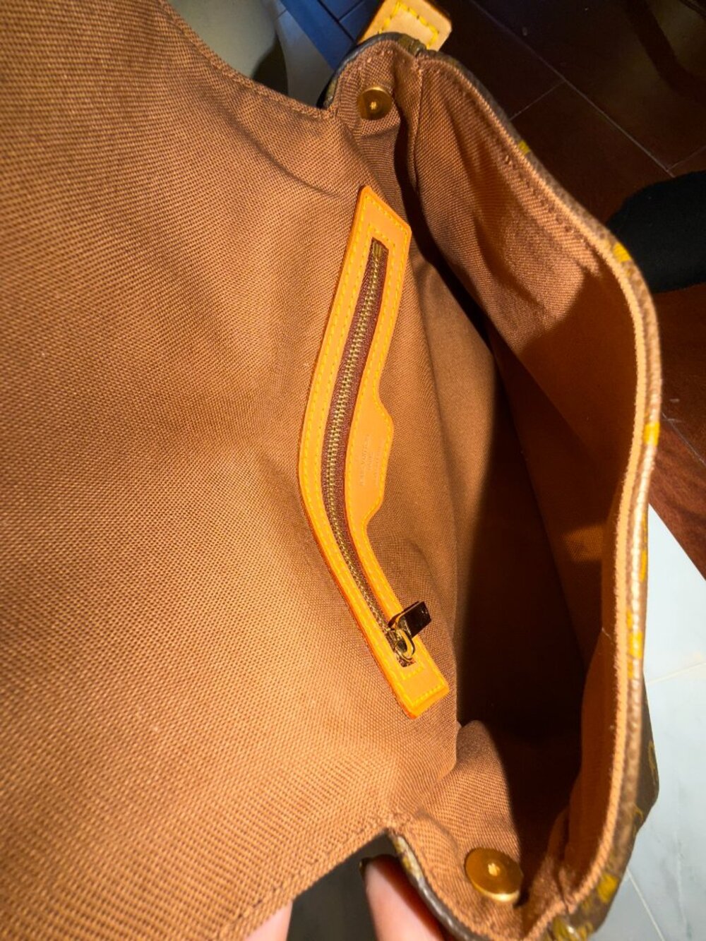 Louis Vuitton Looping MM Monogram Shoulder Bag | Vintage LV - Picture 6 of 9